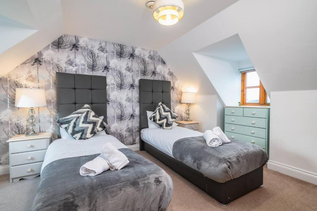 Loughton House - Central Location - Free Parking