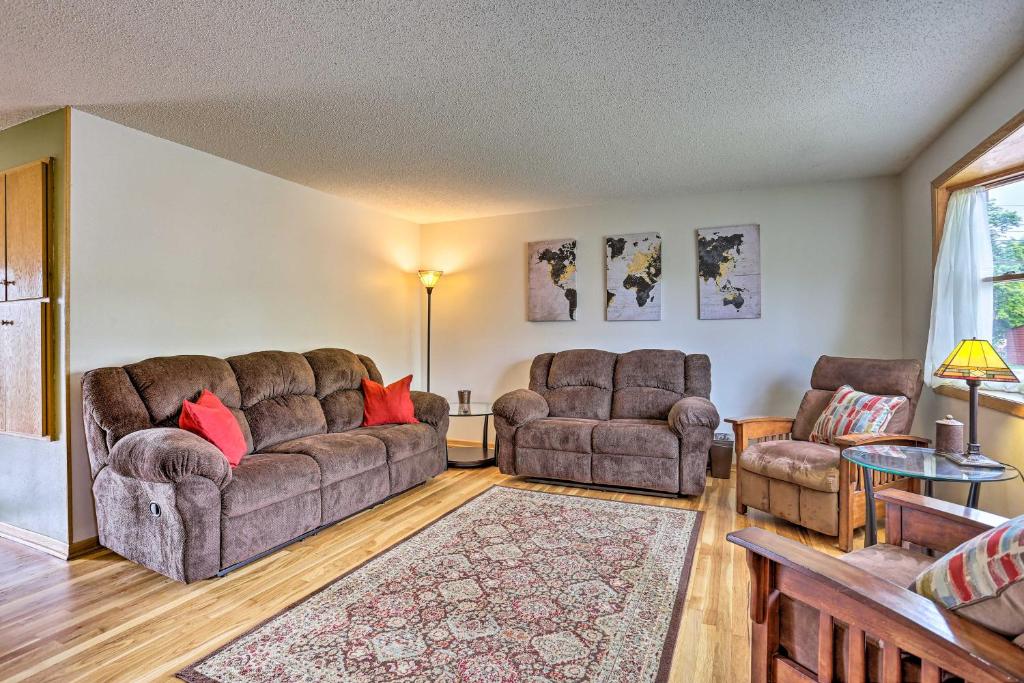 Comfy Neighborhood Home - Walk to Canyon Lake Park (Rapid City)