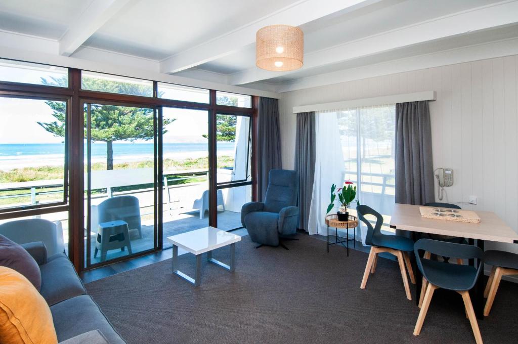Whispering Sands Beachfront Motel