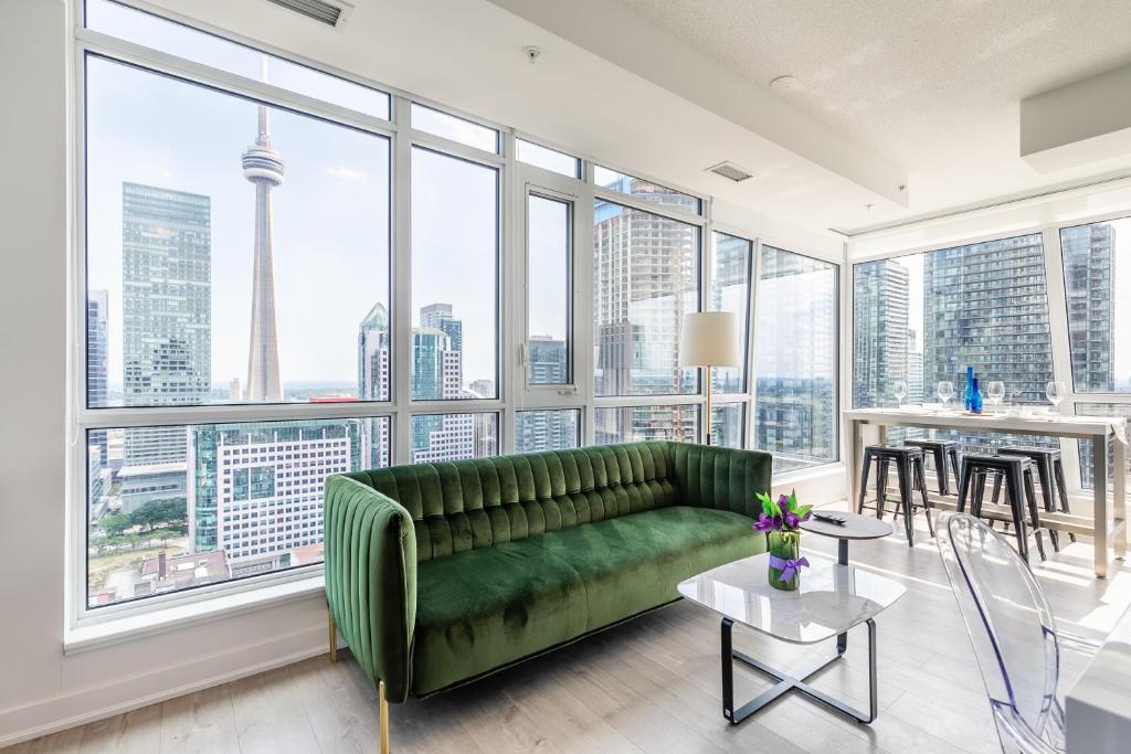 Luxury 2 BR in the heart of Entertainment District w/ CN Tower View