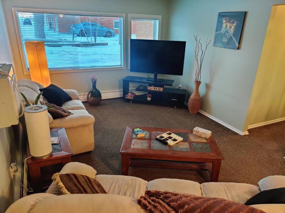 A Home Away - Executive Stay! Spacious 1 Bedroom Condo! (Regina)