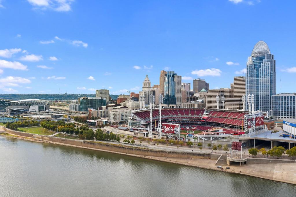 Modern Two Bedroom Condo Heart of Downtown close to Stadiums 707