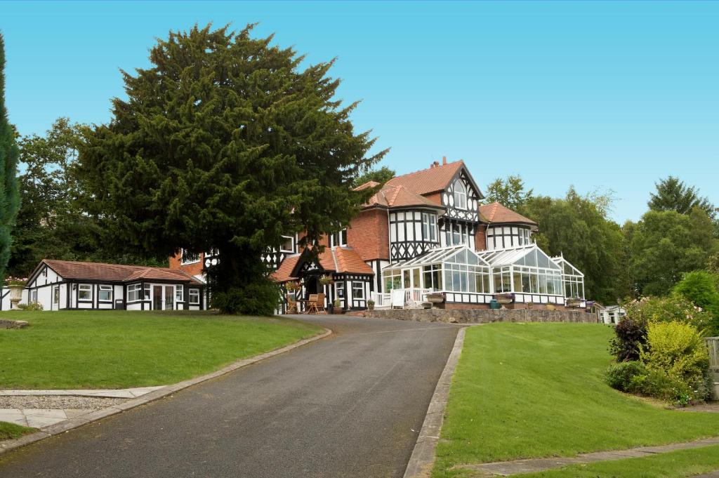 Lyons Woodlands Hall (Ruthin)