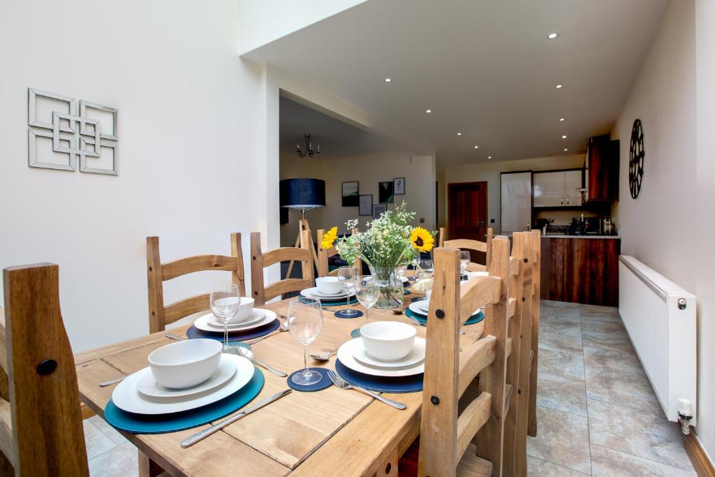 LARGE HOUSE - SLEEPS 11 - CLOSE TO RPH & CITY CENTRE
