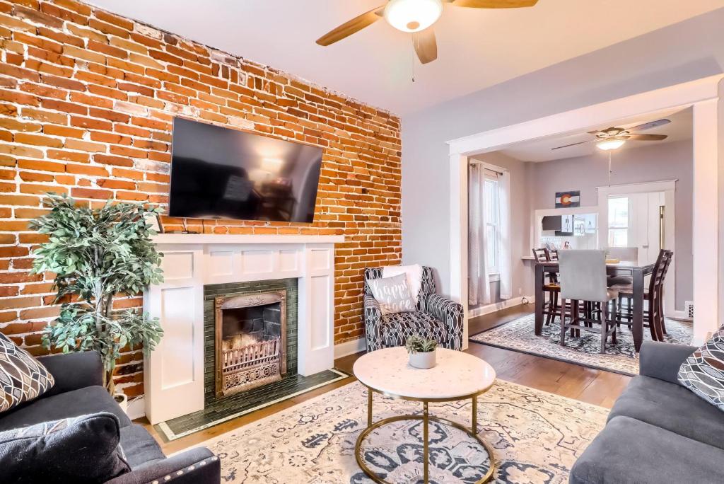 Cozy 2 Bedroom Bungalow in the Heart of Denver!