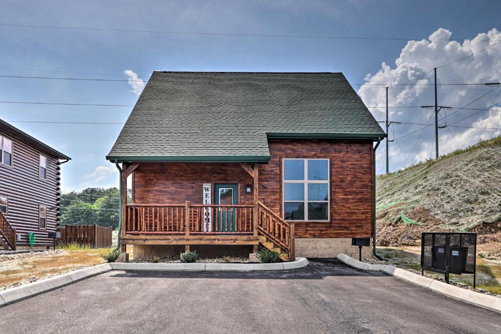 Modern Resort Cabin with Hot Tub - 3 Mi to Dollywood