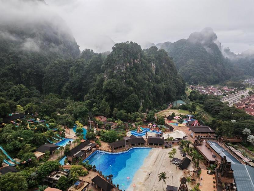 Cozy Suite with 270 Degree Mountain and Theme Park Views