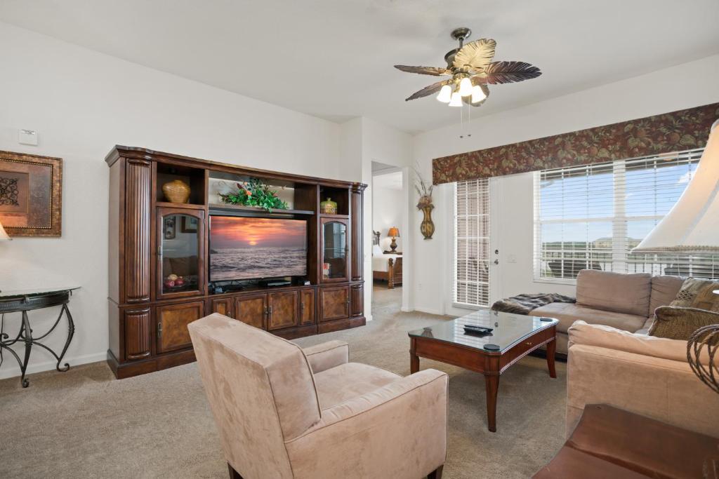Laguna Penthouse and Pool View Near all Parks and Convention Center