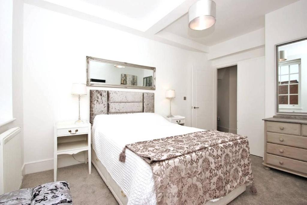 CC - Central Location Top Floor 2 Bed Deluxe Modern Apartment
