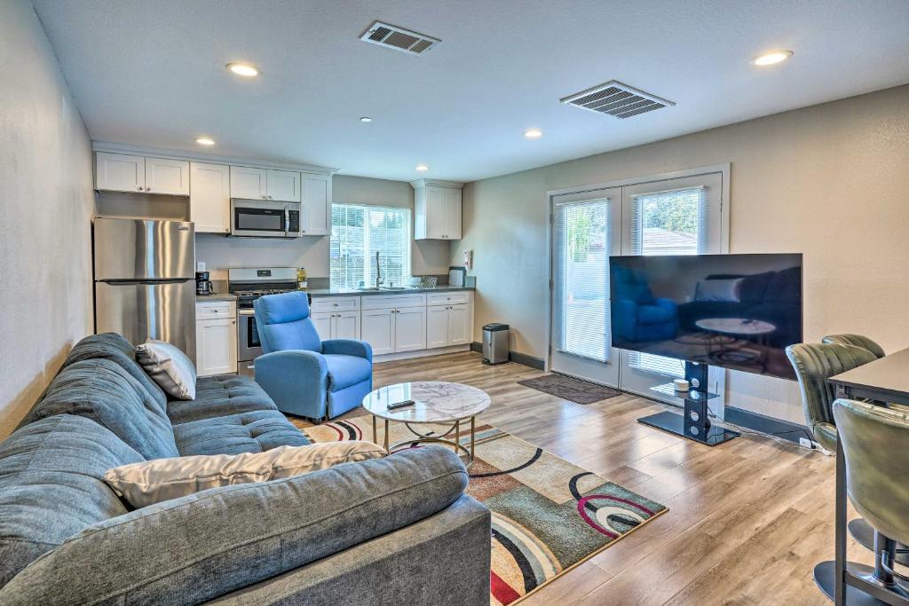 Santa Ana Apt about 1 Mi to Historic District! (Santa Ana)