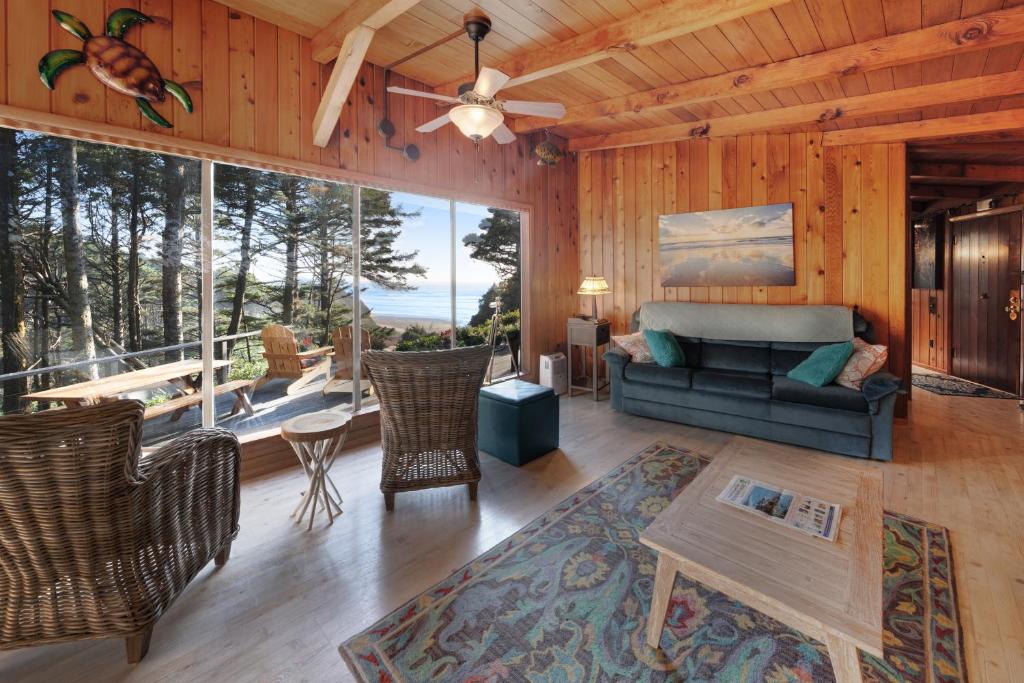Alicia's Beach House (Holiday Beach)