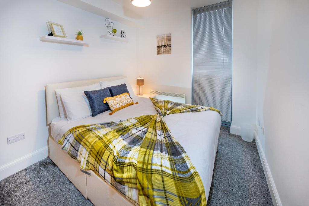 Modern & spacious 2-bed flat with secure parking
