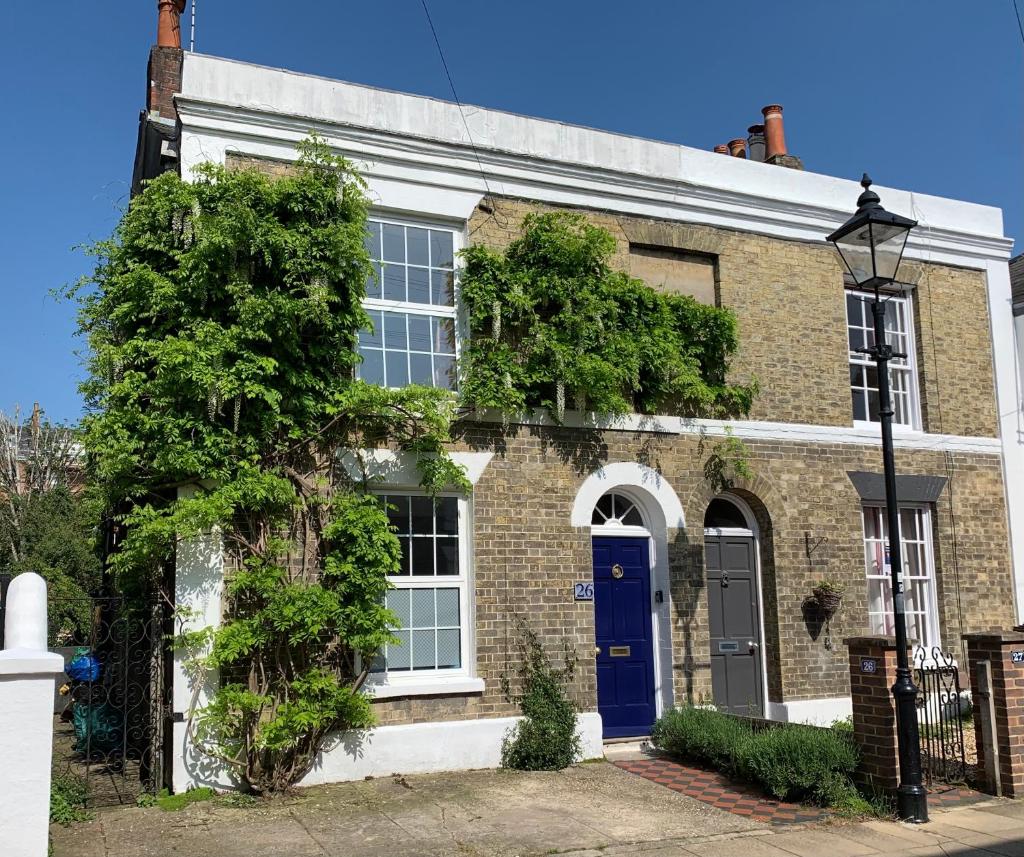 Esme's (Winchester)