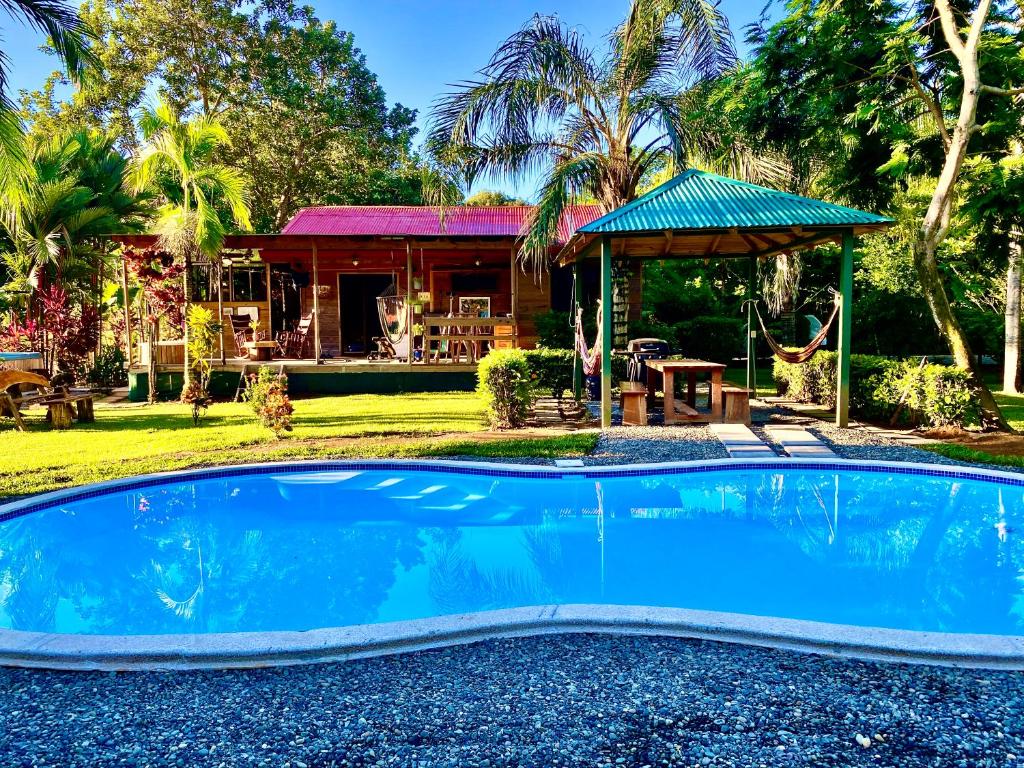 Casa Mediterránea with Pool and 2100 m2 Garden near Beach and Rain Forest