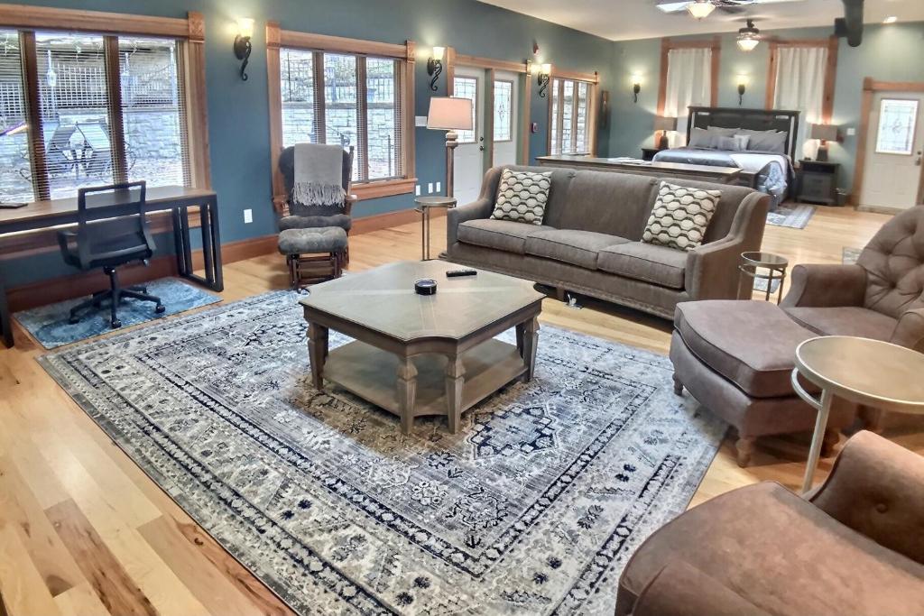 Rock House Suites - Cave Side Suite