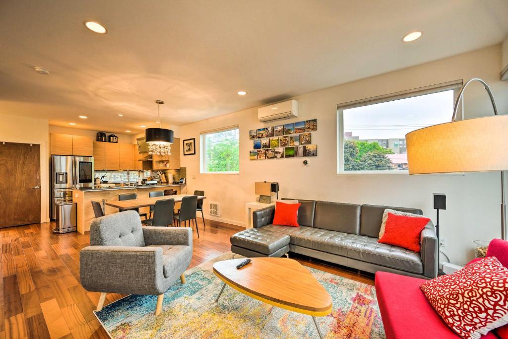 Urban Seattle Retreat with Rooftop Deck and Views