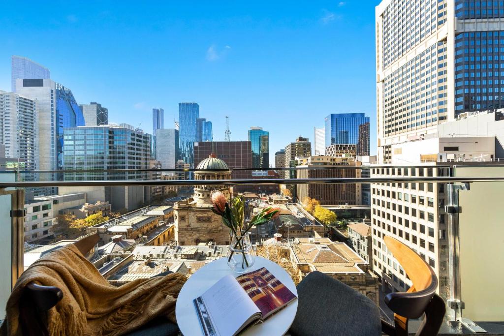 A Cozy 2BR Apt Near Victoria Market FREE Parking