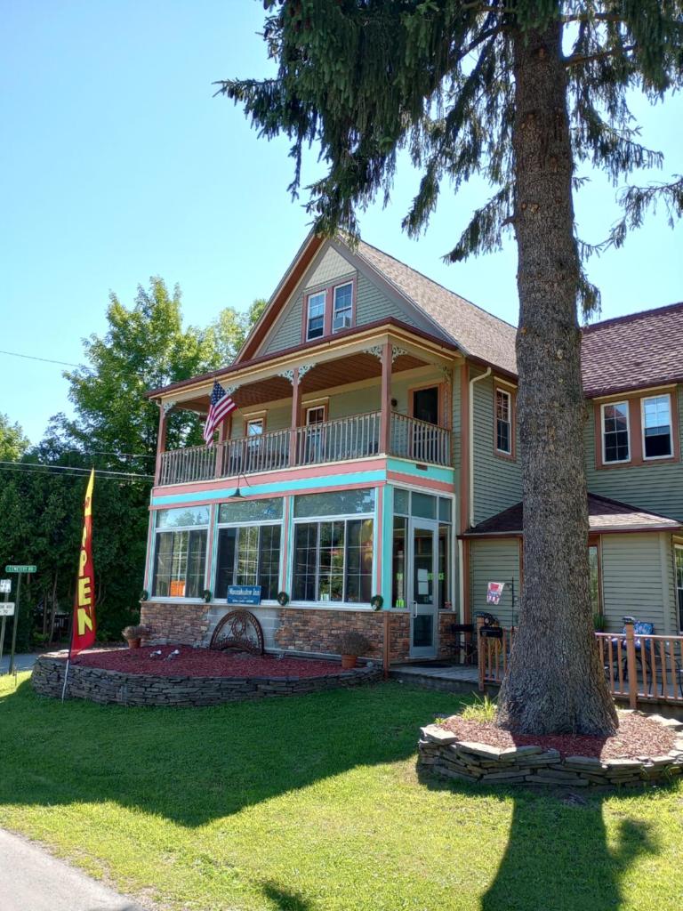 Moonshadow inn (Beach Lake)