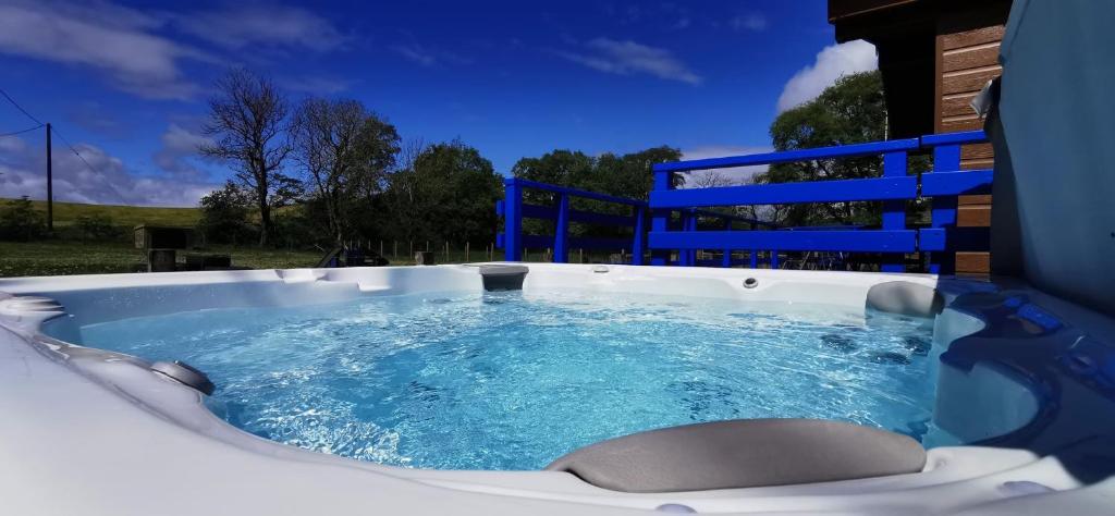 3 Bed Lodge w private Hot Tub on Animal Haven Farm (New Cumnock)