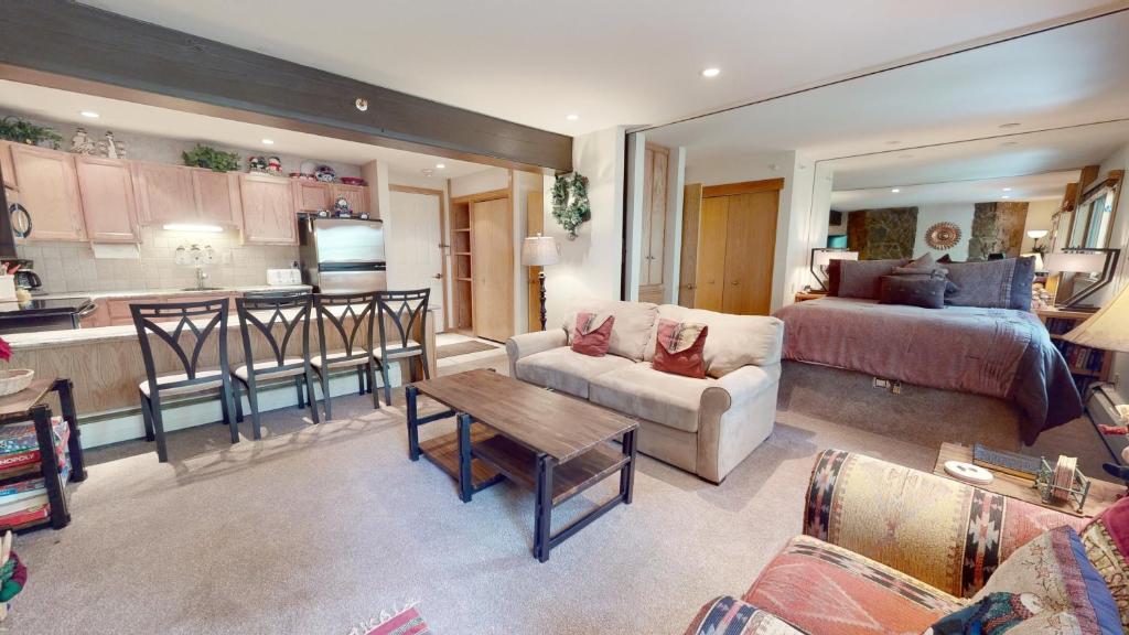 Laurelwood Condominiums Studio Premier Unit 109