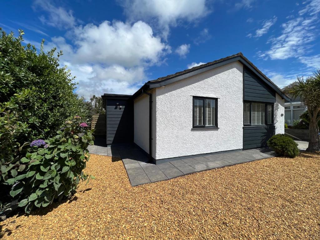 Luxurious Modern 2 Bedroom Bungalow Private Garden (Holyhead)