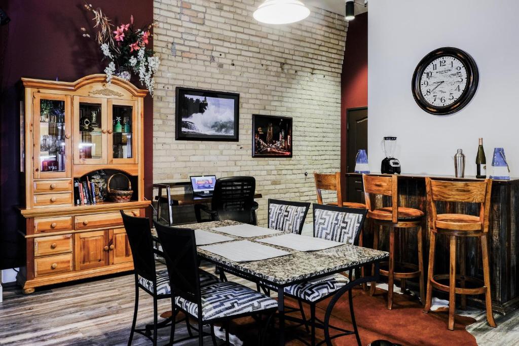 Fitzgerald Suite 2 Bdrm 2 Bath With Access To Saunapoolgym Located In The Historic Suites Hotel In Canal Park In The The Heart Of Duluth Recently Remodeled (Duluth)
