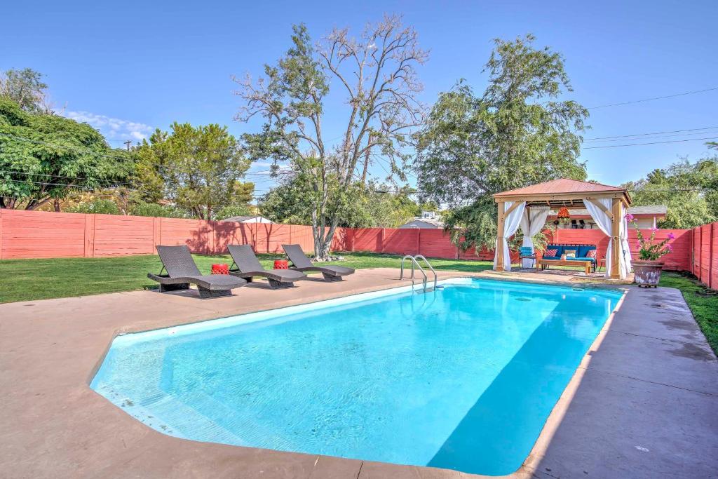 Vintage Las Vegas Oasis - 2 7 Miles to the Strip!