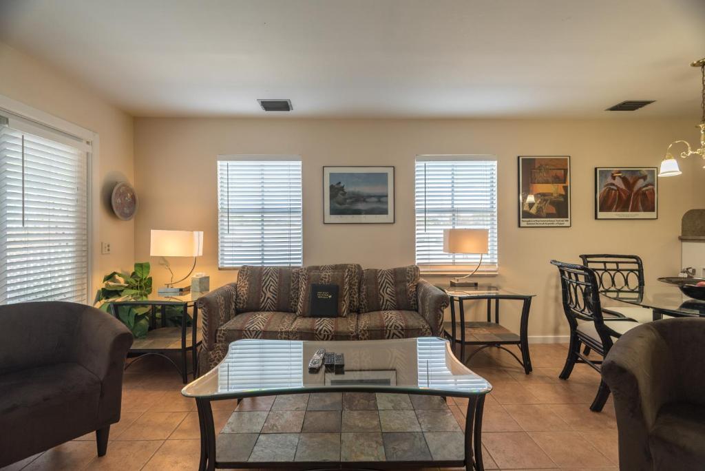 Duval Square Penthouse R19
