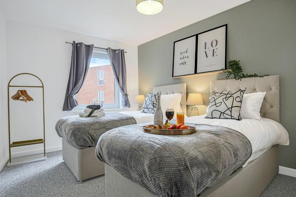 City Centre Apartment with Free Parking
