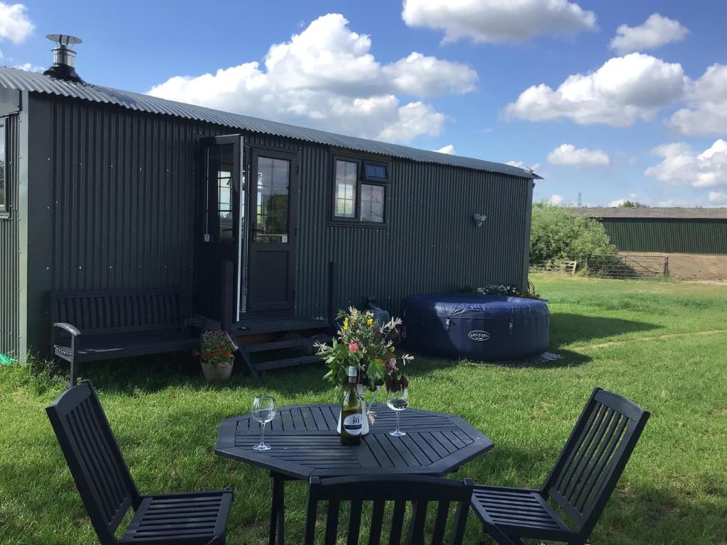 Willowbank Wine Down Tranquil Shepherds Hut (Hook)