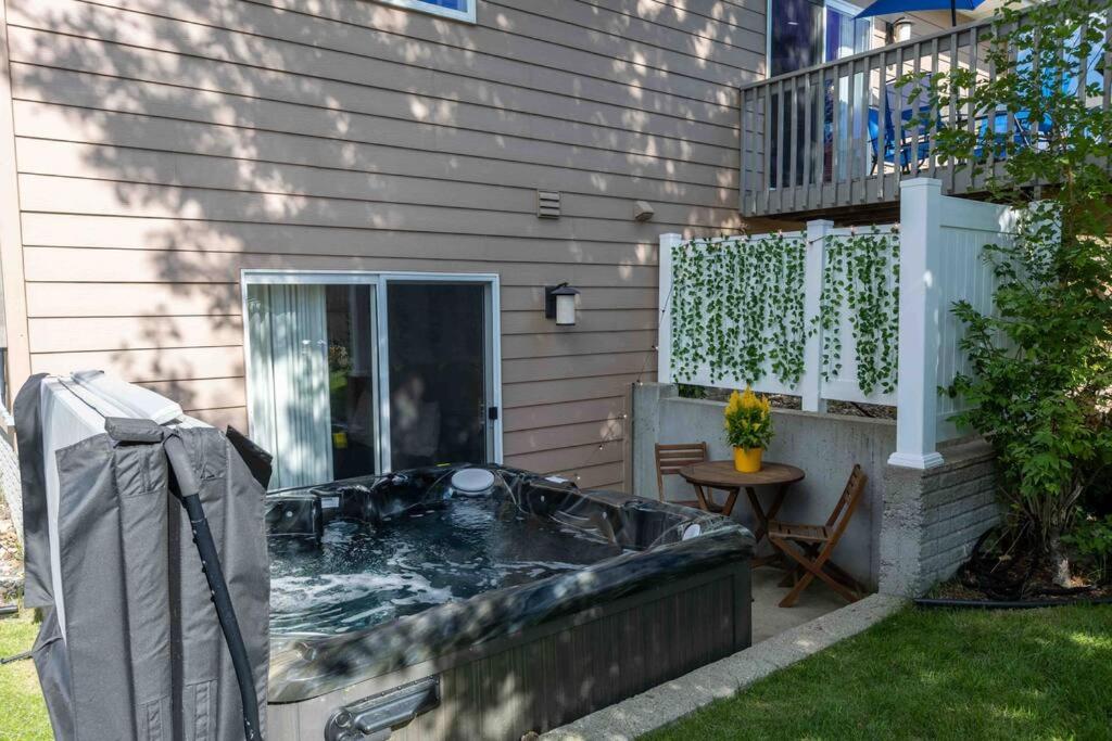 NEW~The Lily Pad~Hot Tub & Sauna getaway