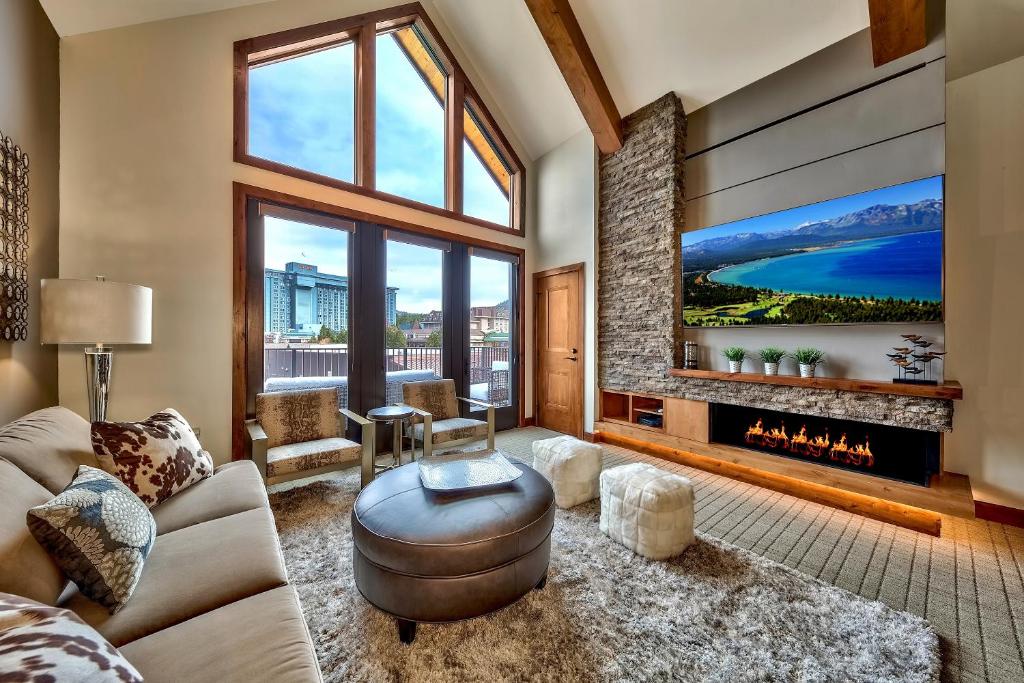 Luxury Three Bedroom Residence Steps From Heavenly Village Condo