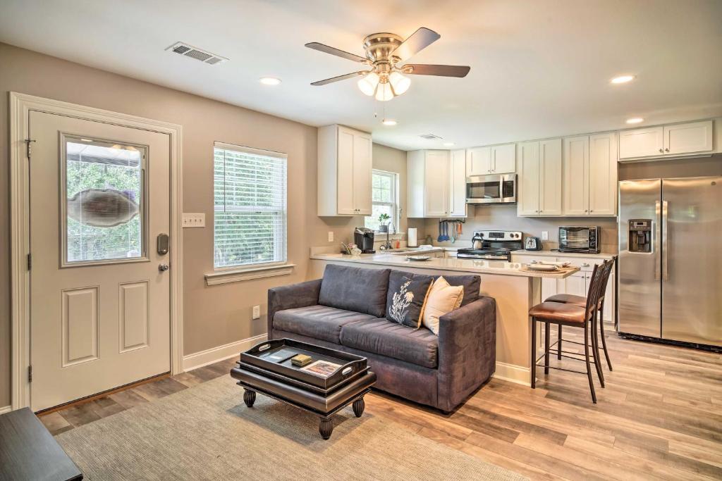 Sleek Baton Rouge Home Near LSU and Downtown!