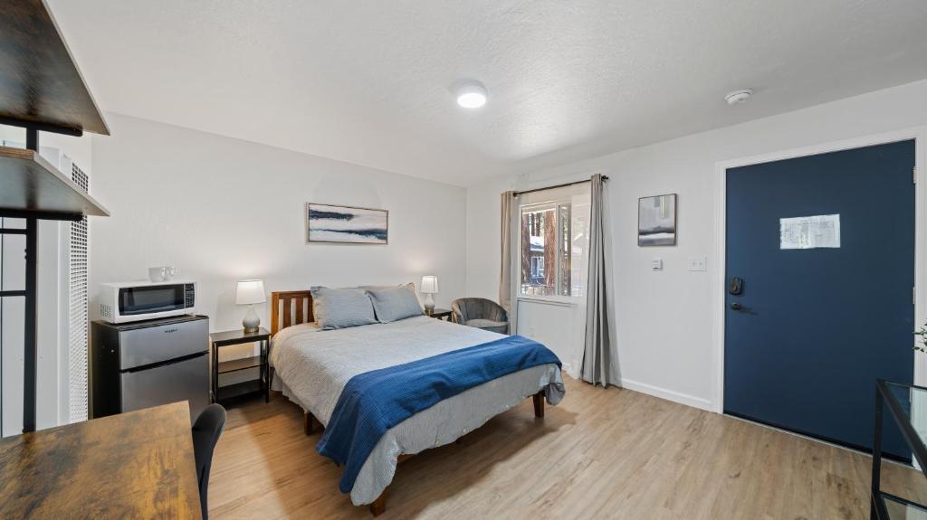 AL Unit 17 - Newly Renovated Boutique Room in Heart of SLT!