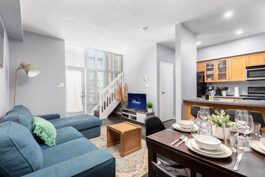 Cozy & Warm Townhome with 2 beds Steps from Lakeshore!