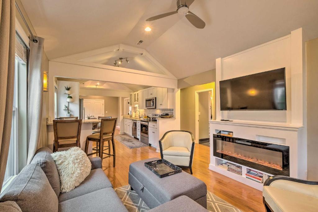 Luxe Lyndon Home Less Than 11 Mi to Dtwn Louisville!
