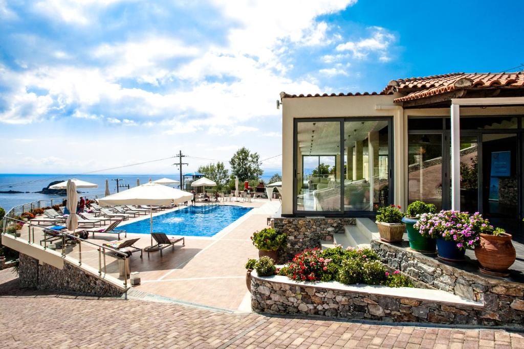 La Luna Hotel (Troulos)