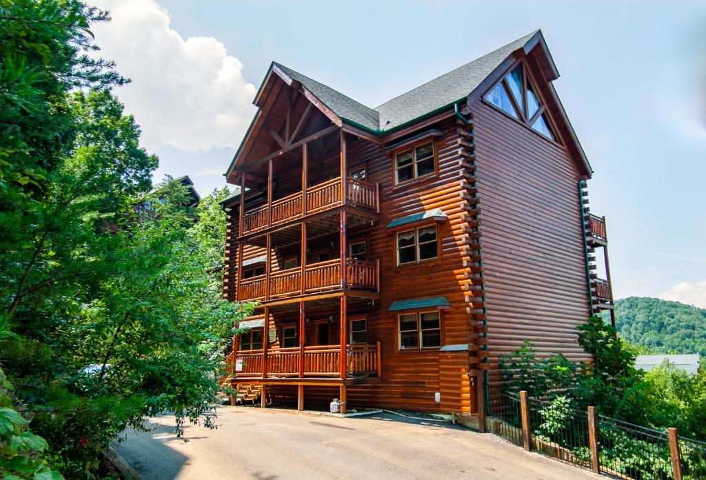 Smoky Mountain Bearadise (Sevierville)