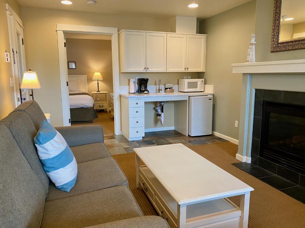 Lighthouse Inn (Cannon Beach)