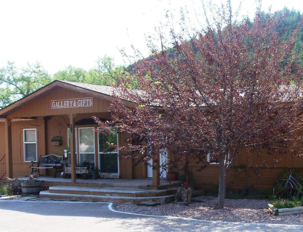 River Falls Lodging -Black Hills (Hot Springs)