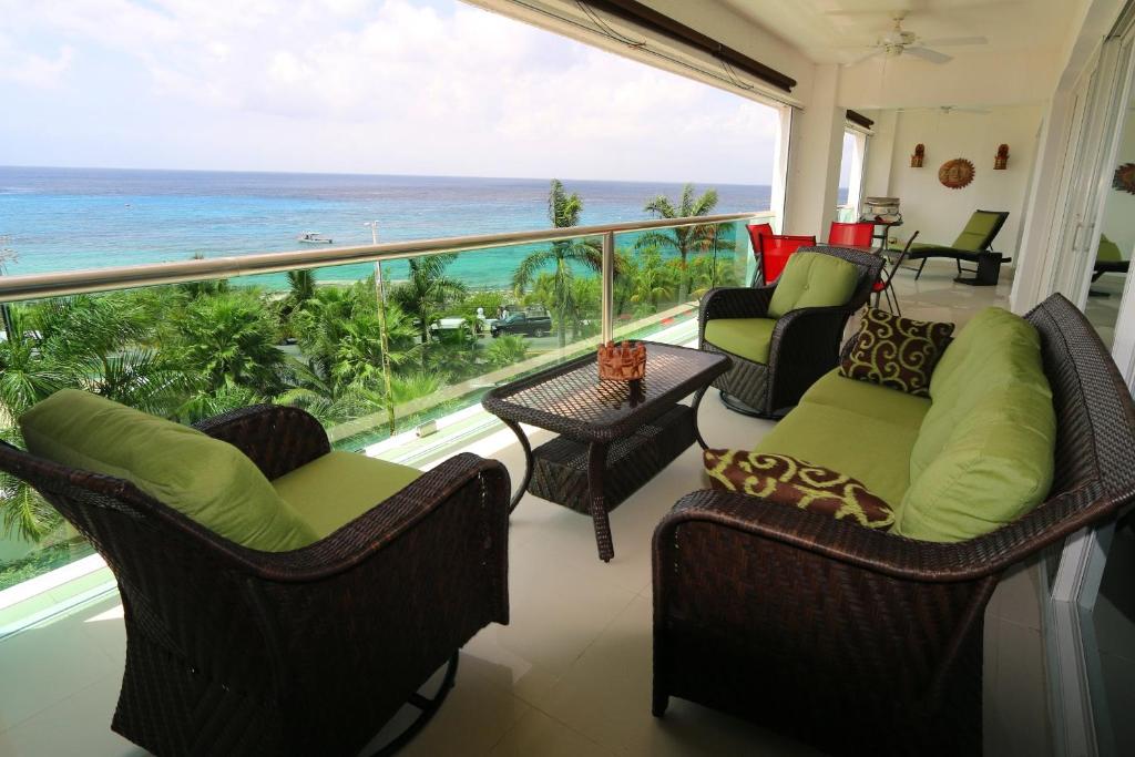 This 4th floor beautifully decorated 2 bedroom condo at Palmar Palmar 4C
