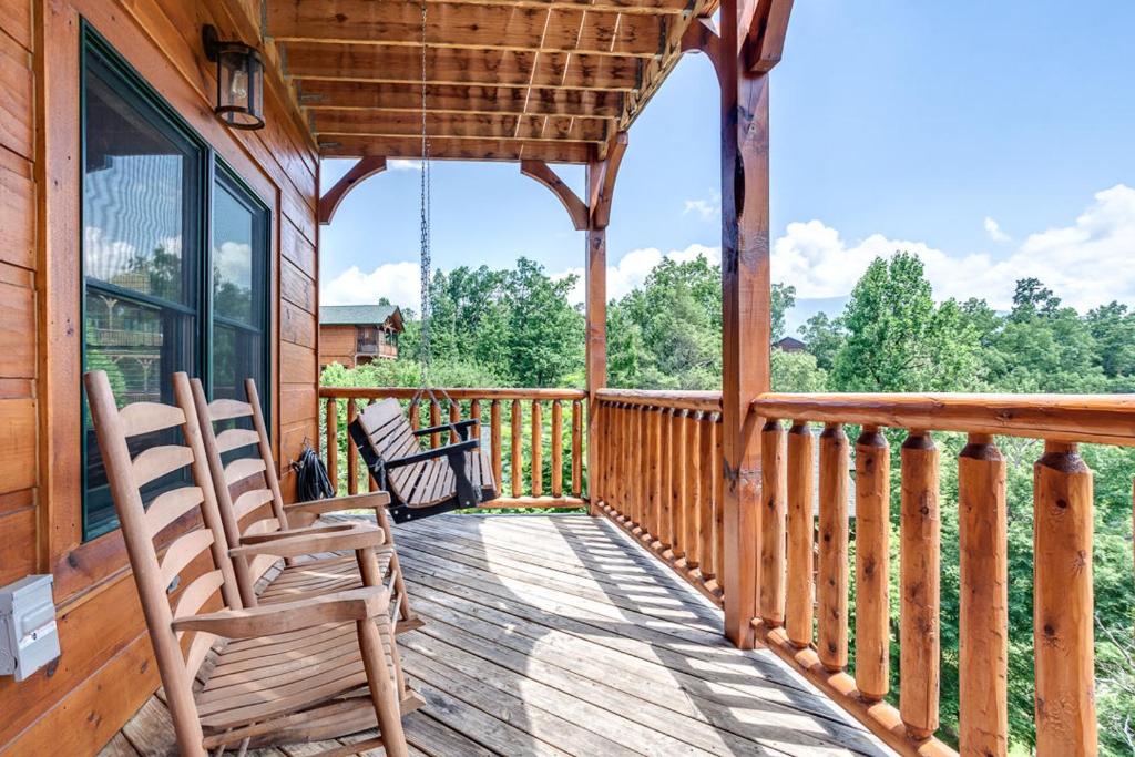 4 Bedroom Cabin for 14 (Gatlinburg)