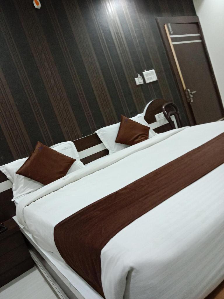 HOTEL R K PALACE
