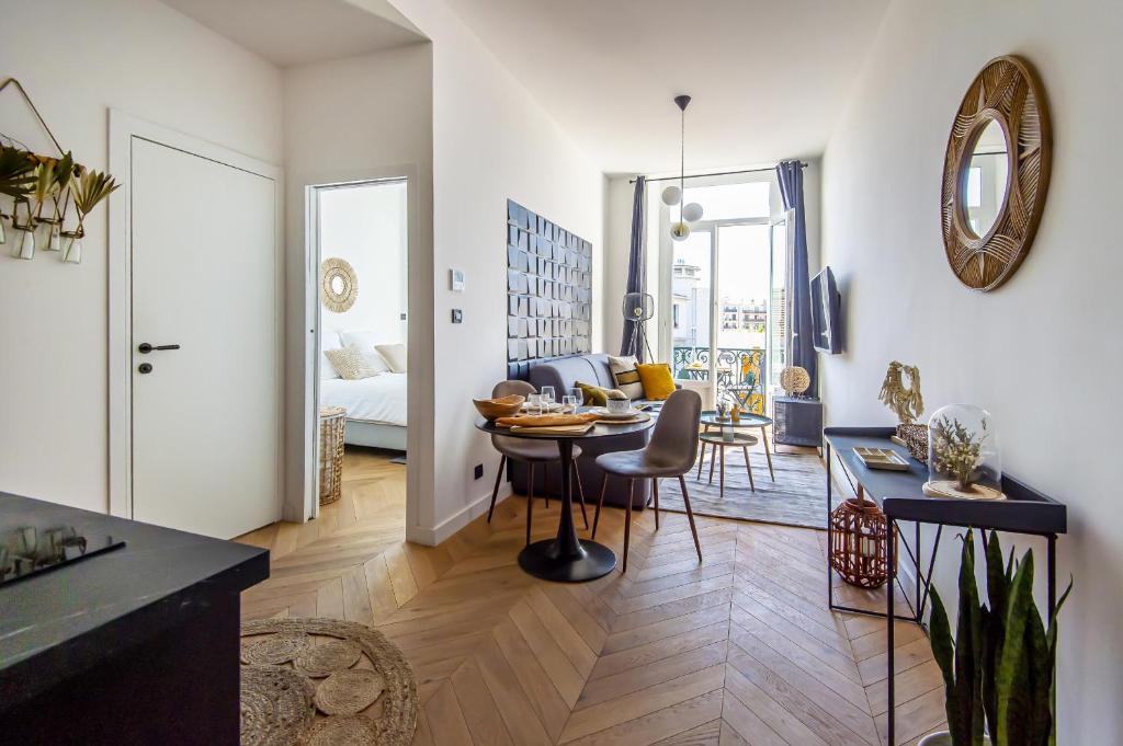 306B Charming 2 rooms refurbished super center with balcon