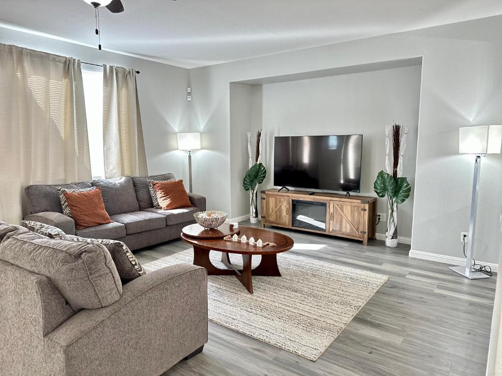 Spacious Home w/ Netflix + Indoor Fireplace