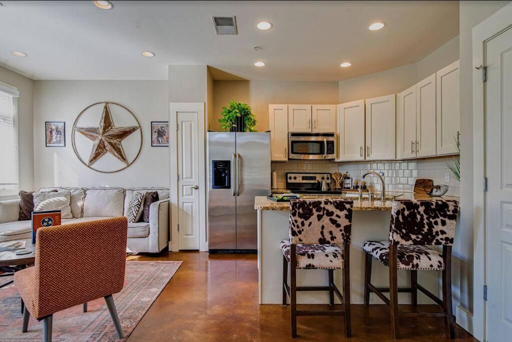 Condo 8 - The Celebrity - Minutes to Broadway with a Balcony