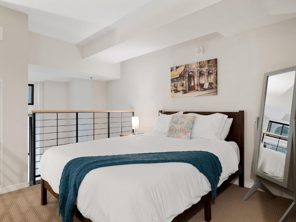 Lavish Downtown Condo with Rooftop Lounge 337