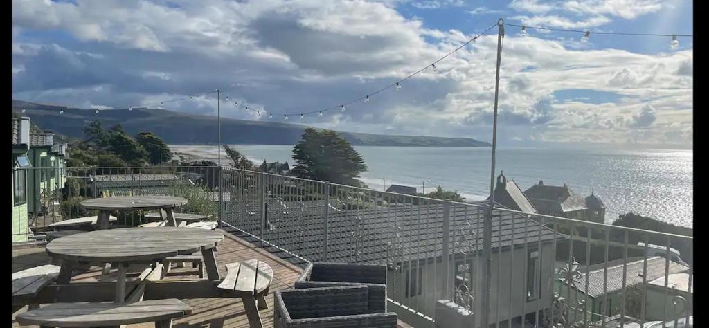 Inviting cosy 2 bed hillside caravan with sea view