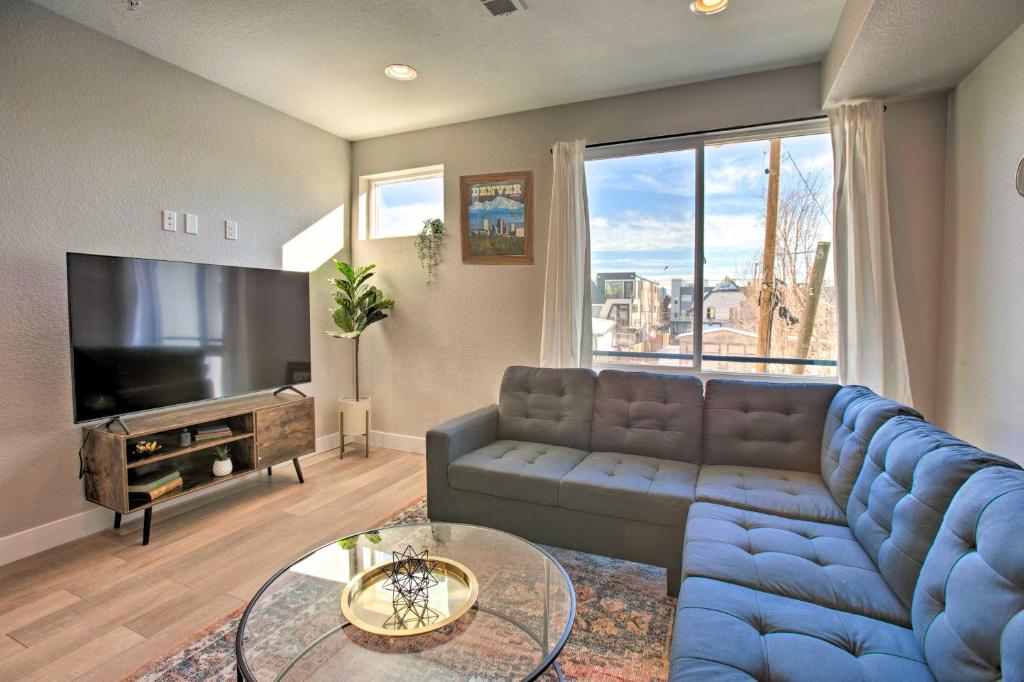 Modern Townhome with Rooftop Hot Tub and Mtn View