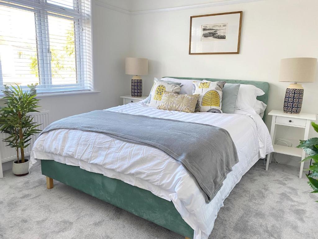 Coastal Breeze - Beautiful two bedroom apartment with free parking near local beaches